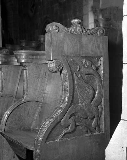 Stalles droites : détail d'une jouée basse ouest (D), vue rapprochée. © Yves Sancey / Région Bourgogne-Franche-Comté, Inventaire du patrimoine - 1991