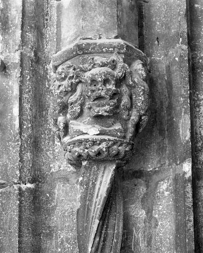 Premier bas-relief gauche : allégorie de la mort, de face. © Yves Sancey / Région Bourgogne-Franche-Comté, Inventaire du patrimoine - 1991