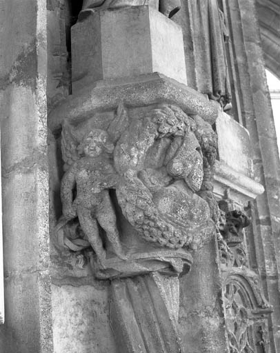 Premier bas-relief droit : allégorie de la vertu, partie gauche. © Yves Sancey / Région Bourgogne-Franche-Comté, Inventaire du patrimoine - 1991
