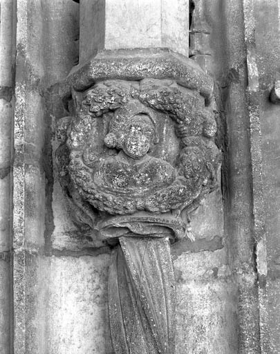 Premier bas-relief droit : allégorie de la vertu, de face. © Yves Sancey / Région Bourgogne-Franche-Comté, Inventaire du patrimoine - 1991