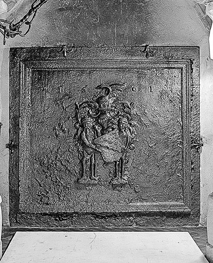 Intérieur : plaque de cheminée de la grande salle d'armes. © Yves Sancey / Région Bourgogne-Franche-Comté, Inventaire du patrimoine - 1991