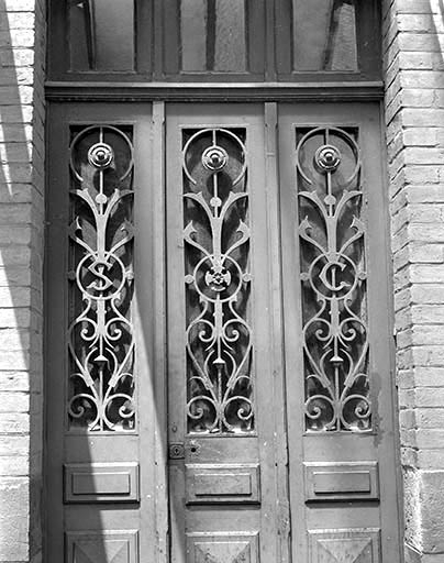 Ferronnerie d'une porte des bureaux (extrémité orientale). © Yves Sancey / Région Bourgogne-Franche-Comté, Inventaire du patrimoine - 1992