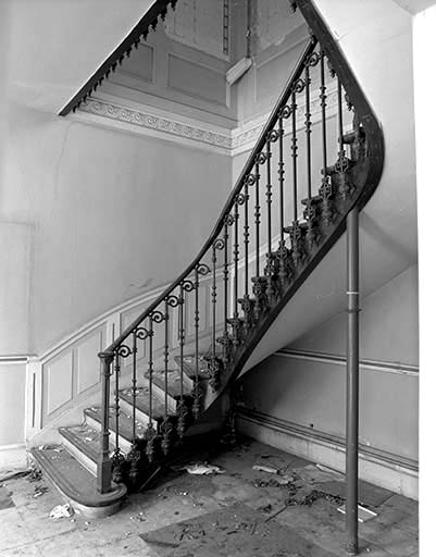 Escalier des bureaux (extrémité orientale). © Yves Sancey / Région Bourgogne-Franche-Comté, Inventaire du patrimoine - 1992