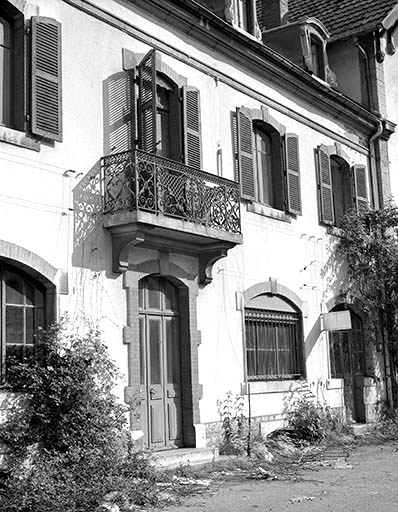 Entrée des bureaux (extrémité occidentale) et balcon. © Yves Sancey / Région Bourgogne-Franche-Comté, Inventaire du patrimoine - 1992