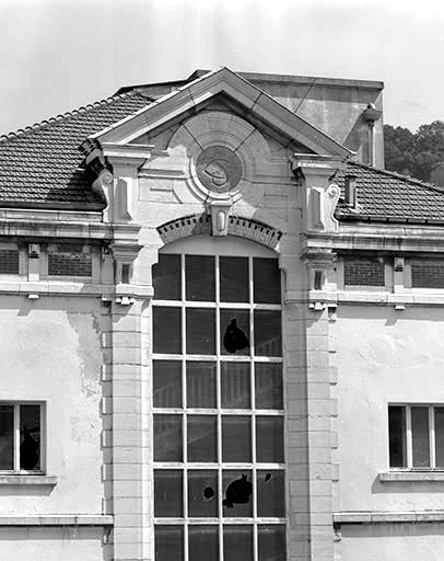 Baie centrale en façade de la cantine. © Yves Sancey / Région Bourgogne-Franche-Comté, Inventaire du patrimoine - 1992