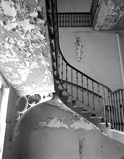 Escalier de la cantine : rampe et console. © Yves Sancey / Région Bourgogne-Franche-Comté, Inventaire du patrimoine - 1992