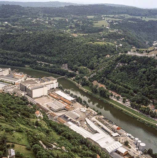 Vue aérienne de l'usine B, depuis le nord-est. © Jean-Pierre Bévalot / Région Bourgogne-Franche-Comté, Inventaire du patrimoine - 1992