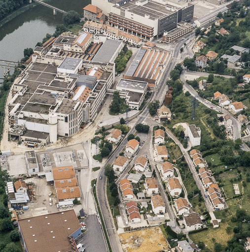 Vue aérienne de l'usine A et de la cité ouvrière, depuis l'est. © Jean-Pierre Bévalot / Région Bourgogne-Franche-Comté, Inventaire du patrimoine - 1992