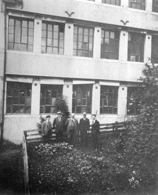 [Cadres de l'usine en 1921] From left to right : J.B. Rubinovitch, Lucien Verguet, Joseph Ponard, Arthur Levinson and J.W. Cole. © Jérôme  Mongreville (reproduction) / Région Bourgogne-Franche-Comté, Inventaire du patrimoine - 1992