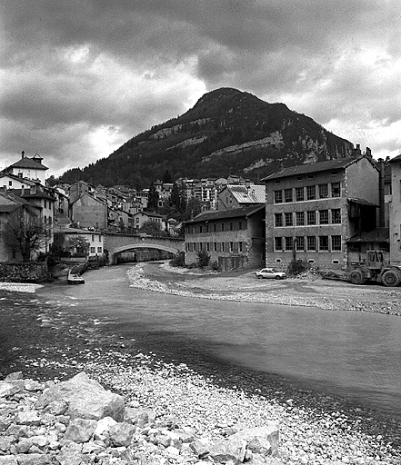Vue d'ensemble depuis l'ouest (façades sur l'eau). © Jérôme Mongreville / Région Bourgogne-Franche-Comté, Inventaire du patrimoine - 1992