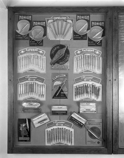 Vitrine-présentoir de stylographes et porte-mines. © Jérôme Mongreville / Région Bourgogne-Franche-Comté, Inventaire du patrimoine - 1992 Vitrine-présentoir de stylographes et porte-mines. © Jérôme Mongreville / Région Bourgogne-Franche-Comté, Inventaire du patrimoine - 1992
