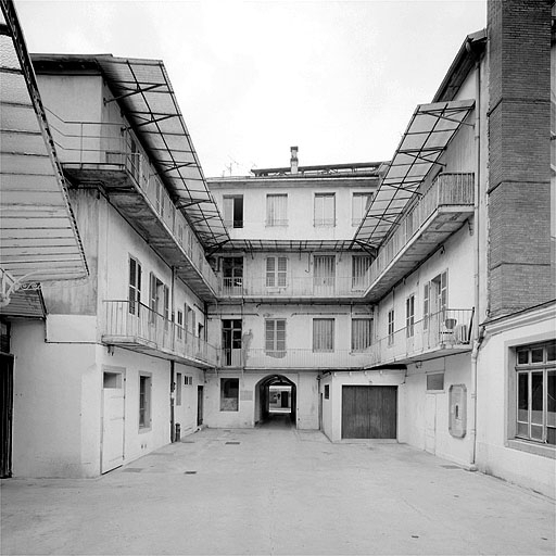 Bâtiment rue de la Poyat : façade postérieure. © Jérôme Mongreville / Région Bourgogne-Franche-Comté, Inventaire du patrimoine - 1992