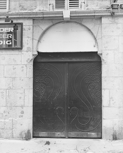 Bâtiment rue de la Poyat : portail d'entrée. © Jérôme Mongreville / Région Bourgogne-Franche-Comté, Inventaire du patrimoine - 1992