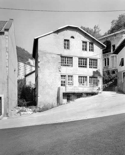 Atelier de fabrication Hostache (anciennement Cottet-Emard) et immeuble : façade antérieure. © Jérôme Mongreville / Région Bourgogne-Franche-Comté, Inventaire du patrimoine - 1992