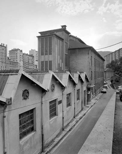 Cristallerie Dalloz : façade antérieure de trois quarts gauche. © Jérôme Mongreville / Région Bourgogne-Franche-Comté, Inventaire du patrimoine - 1992 Cristallerie Dalloz : façade antérieure de trois quarts gauche. © Jérôme Mongreville / Région Bourgogne-Franche-Comté, Inventaire du patrimoine - 1992