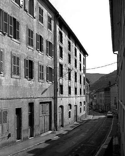 Séchoir à ébauchons : façade sur la rue Lacuzon, de trois quarts droite. © Jérôme Mongreville / Région Bourgogne-Franche-Comté, Inventaire du patrimoine - 1992