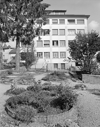 Parc et façade latérale de l'usine (E). © Jérôme Mongreville / Région Bourgogne-Franche-Comté, Inventaire du patrimoine - 1992