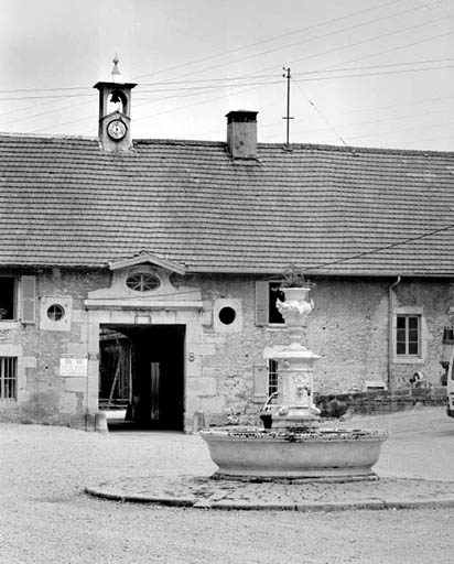 Fontaine et porche d'entrée de l'usine. © Yves Sancey / Région Bourgogne-Franche-Comté, Inventaire du patrimoine - 1992