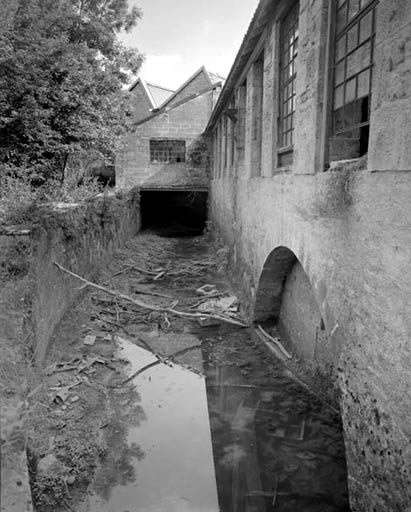 Ancien magasin d'huile et canal au long de la clouterie. © Yves Sancey / Région Bourgogne-Franche-Comté, Inventaire du patrimoine - 1992