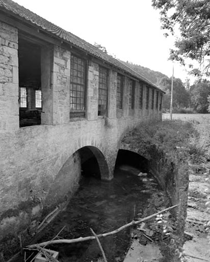 Canal passant sous la clouterie. © Yves Sancey / Région Bourgogne-Franche-Comté, Inventaire du patrimoine - 1992
