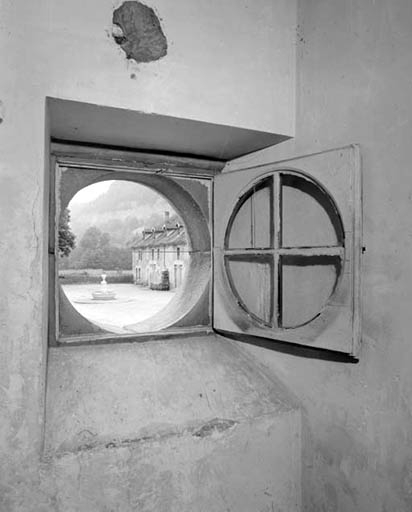 Fontaine et logement d'ouvriers depuis un oculus de la conciergerie. © Yves Sancey / Région Bourgogne-Franche-Comté, Inventaire du patrimoine - 1992