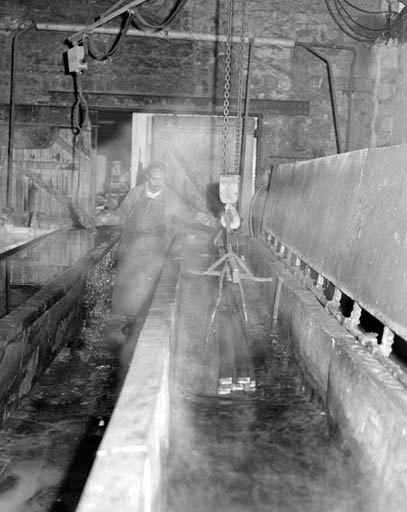 Atelier de décapage : trempage de barres dans le bain d'acide. © Yves Sancey / Région Bourgogne-Franche-Comté, Inventaire du patrimoine - 1992