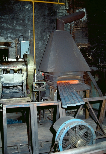 Atelier de pose des soies : chauffage des barres. © Laurent Poupard / Région Bourgogne-Franche-Comté, Inventaire du patrimoine - 1992