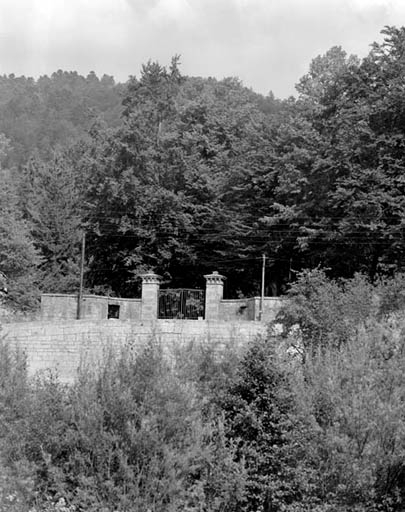 Vue éloignée du portail d'entrée, de face. © Yves Sancey / Région Bourgogne-Franche-Comté, Inventaire du patrimoine - 1992