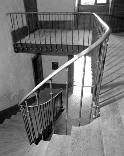 Intérieur de l'habitation : vue d'ensemble de l'escalier principal. © Yves Sancey / Région Bourgogne-Franche-Comté, Inventaire du patrimoine - 1992