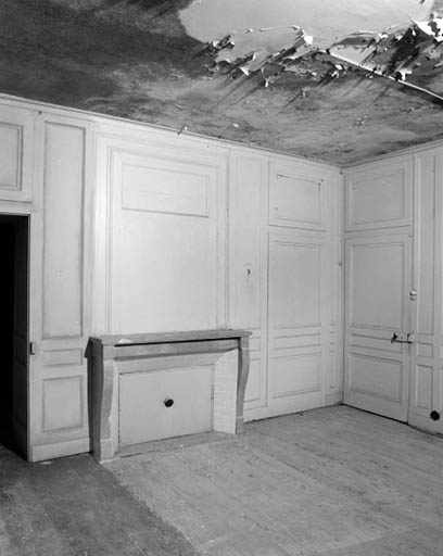 Intérieur de l'habitation : pièce en rez de chaussée, à l'angle sud-est de l'édifice. © Yves Sancey / Région Bourgogne-Franche-Comté, Inventaire du patrimoine - 1992