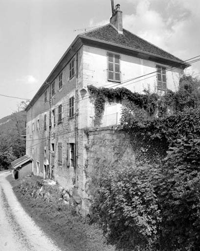 Bâtiment des communs : façade postérieure de trois quarts droit. © Yves Sancey / Région Bourgogne-Franche-Comté, Inventaire du patrimoine - 1992