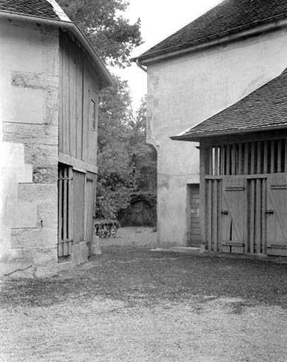 Vue de la cour de service depuis la cour des communs. © Yves Sancey / Région Bourgogne-Franche-Comté, Inventaire du patrimoine - 1992