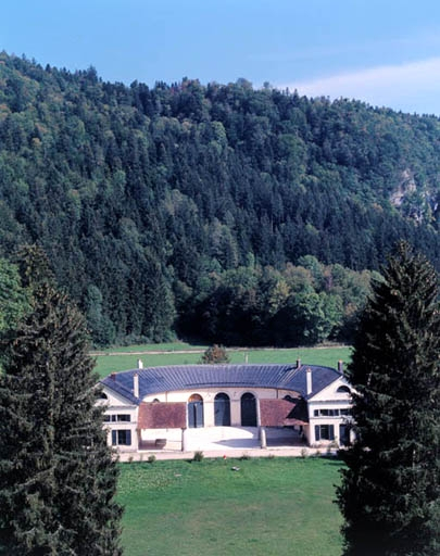 Vue rapprochée de la ferme depuis le toit de la demeure. © Yves Sancey / Région Bourgogne-Franche-Comté, Inventaire du patrimoine - 1992