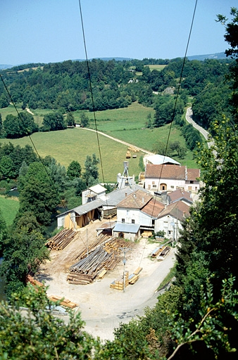 Vue d'ensemble plongeante depuis le sud. © Laurent Poupard / Région Bourgogne-Franche-Comté, Inventaire du patrimoine - 1992