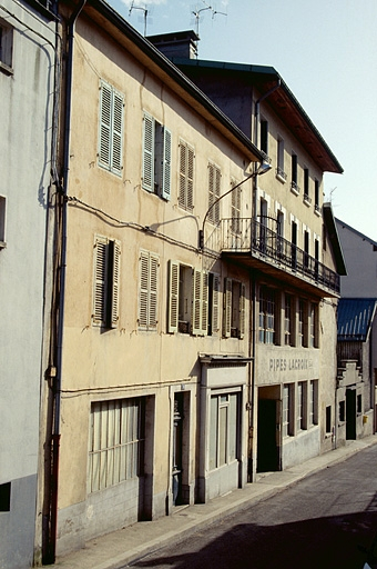 Façade antérieure des bâtiments sur rue. © Laurent Poupard / Région Bourgogne-Franche-Comté, Inventaire du patrimoine - 1992 Façade antérieure des bâtiments sur rue. © Laurent Poupard / Région Bourgogne-Franche-Comté, Inventaire du patrimoine - 1992