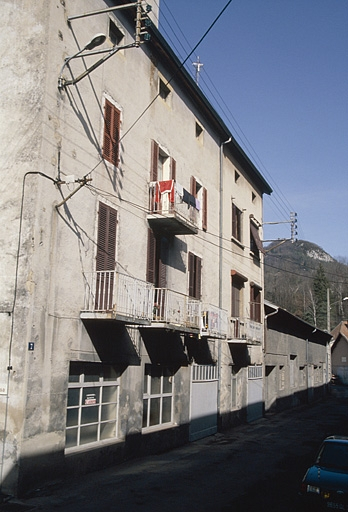 Façade antérieure de trois quarts gauche. © Laurent Poupard / Région Bourgogne-Franche-Comté, Inventaire du patrimoine - 1992
