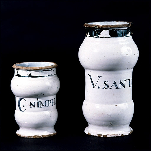 Vue d'ensemble de deux albarellos blancs à double renflement. © Yves Sancey / Région Bourgogne-Franche-Comté, Inventaire du patrimoine - 1992