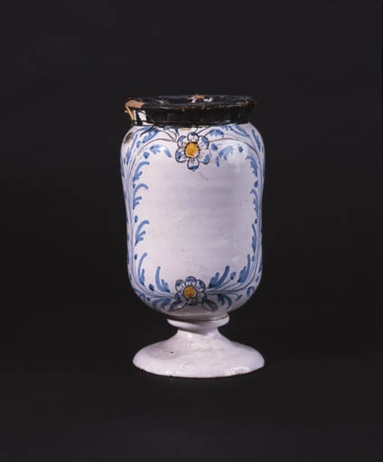 Vue d'ensemble d'un albarello à décor bleu et jaune. © Yves Sancey / Région Bourgogne-Franche-Comté, Inventaire du patrimoine - 1992