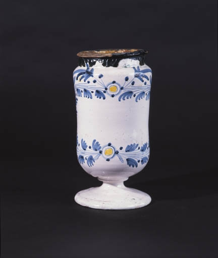 Vue d'ensemble d'un albarello à décor stylisé bleu et jaune. © Yves Sancey / Région Bourgogne-Franche-Comté, Inventaire du patrimoine - 1992