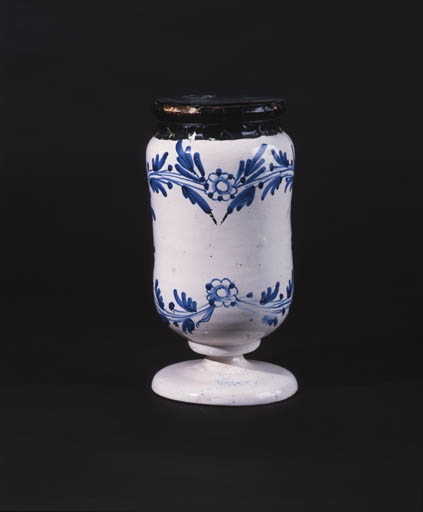 Vue d'ensemble d'un albarello à décor bleu. © Yves Sancey / Région Bourgogne-Franche-Comté, Inventaire du patrimoine - 1992