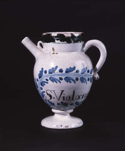 Vue d'ensemble d'une chevrette à décor bleu situé sous l'anse. © Yves Sancey / Région Bourgogne-Franche-Comté, Inventaire du patrimoine - 1992