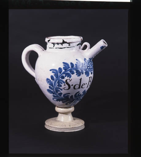 Vue d'ensemble d'une chevrette à décor bleu touffu situé sous le goulot. © Yves Sancey / Région Bourgogne-Franche-Comté, Inventaire du patrimoine - 1992