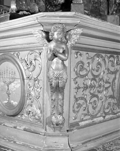 Détail de l'angle gauche de l'autel : ange engainé, de face. © Yves Sancey / Région Bourgogne-Franche-Comté, Inventaire du patrimoine - 1992