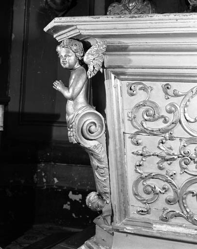 Détail de l'angle gauche de l'autel : ange engainé, de profil. © Yves Sancey / Région Bourgogne-Franche-Comté, Inventaire du patrimoine - 1992