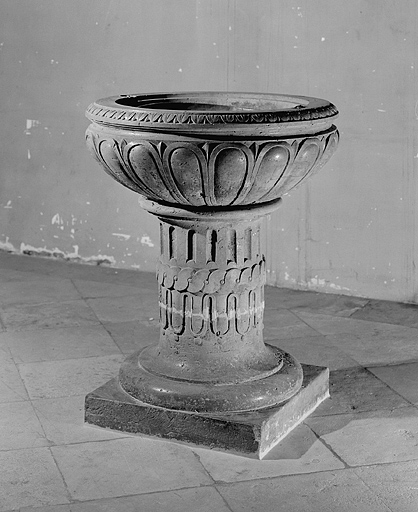 Vue d'ensemble de la cuve baptismale. © Yves Sancey / Région Bourgogne-Franche-Comté, Inventaire du patrimoine - 1992