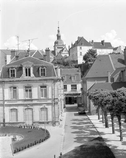 Vue du bâtiment administratif depuis l'hôtel-dieu. © Yves Sancey / Région Bourgogne-Franche-Comté, Inventaire du patrimoine - 1992