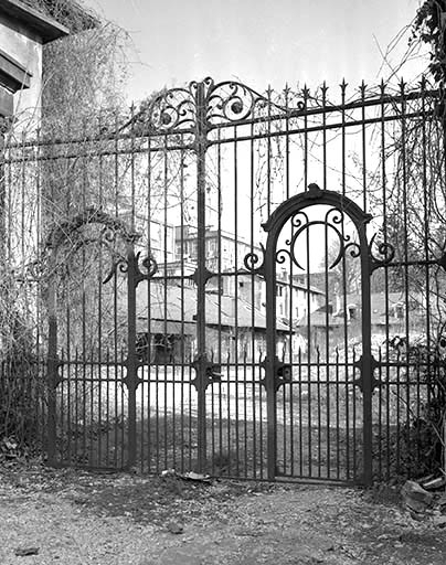 Grille d'entrée du site ancien. © Yves Sancey / Région Bourgogne-Franche-Comté, Inventaire du patrimoine - 1993
