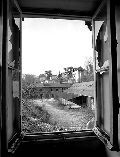 Logement d'ouvriers (21) et menuiserie, depuis une fenêtre du bâtiment (19). © Yves Sancey / Région Bourgogne-Franche-Comté, Inventaire du patrimoine - 1993
