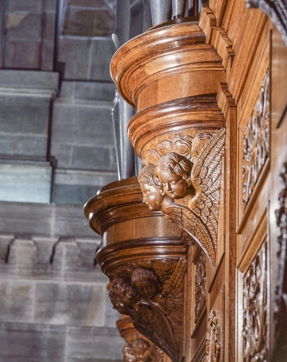Culot d'une tourelle latérale vu de trois quarts après restauration. © Jérôme Mongreville / Région Bourgogne-Franche-Comté, Inventaire du patrimoine - 1993