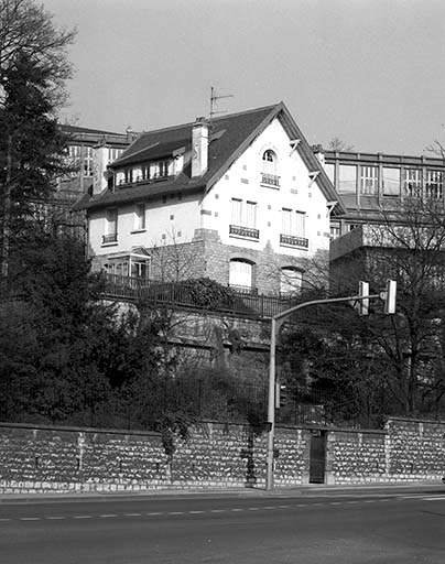 Façade antérieure du logement patronal, de trois quarts droite. © Yves Sancey / Région Bourgogne-Franche-Comté, Inventaire du patrimoine - 1993